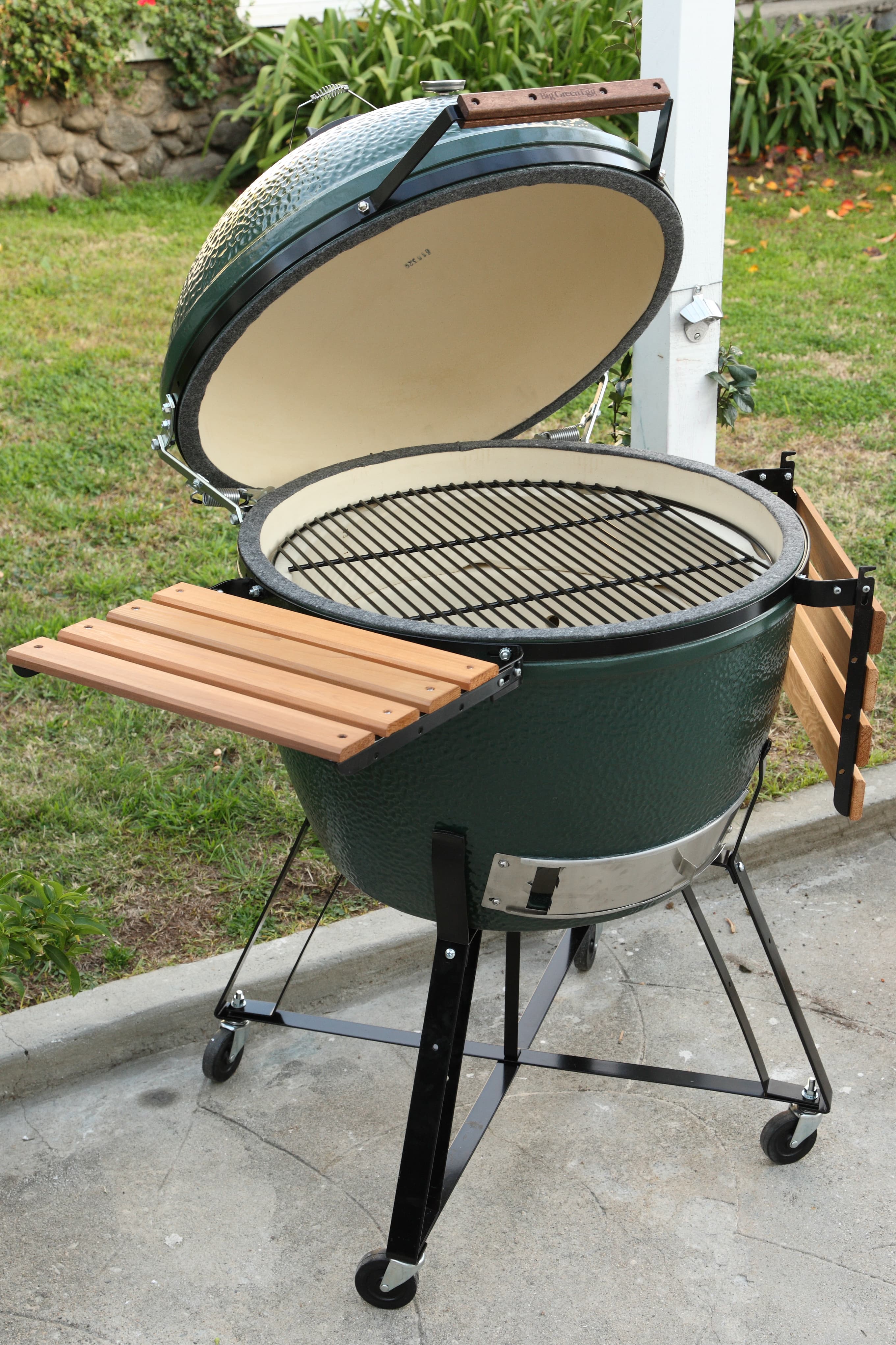Big Green Egg ceramic cooker